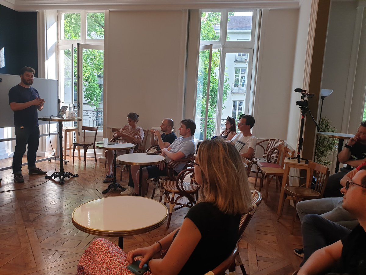 On commence la soirée du #NantesJS73 avec <a href="/_StanGirard/">Stan Girard</a> qui nous parle de la création de chatbot avec ChatGPT 🤖