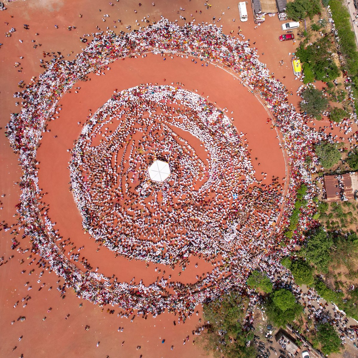 kmahadevn's tweet photo. टाळ मृदुंगाचा गजर , आसमंतात फडकणाऱ्या पताका ,श्रीविठूरायांचा जयघोष  : संत तुकाराम महाराजांच्या पालखी सोहळ्यातील दुसरे गोल रिंगण   इंदापूरमध्ये रंगलं.
#वारी2023 #PandharichiWari #wari #culture #पालखी #G20India 
#Incredibleindia https://t.co/gxYilCefqd