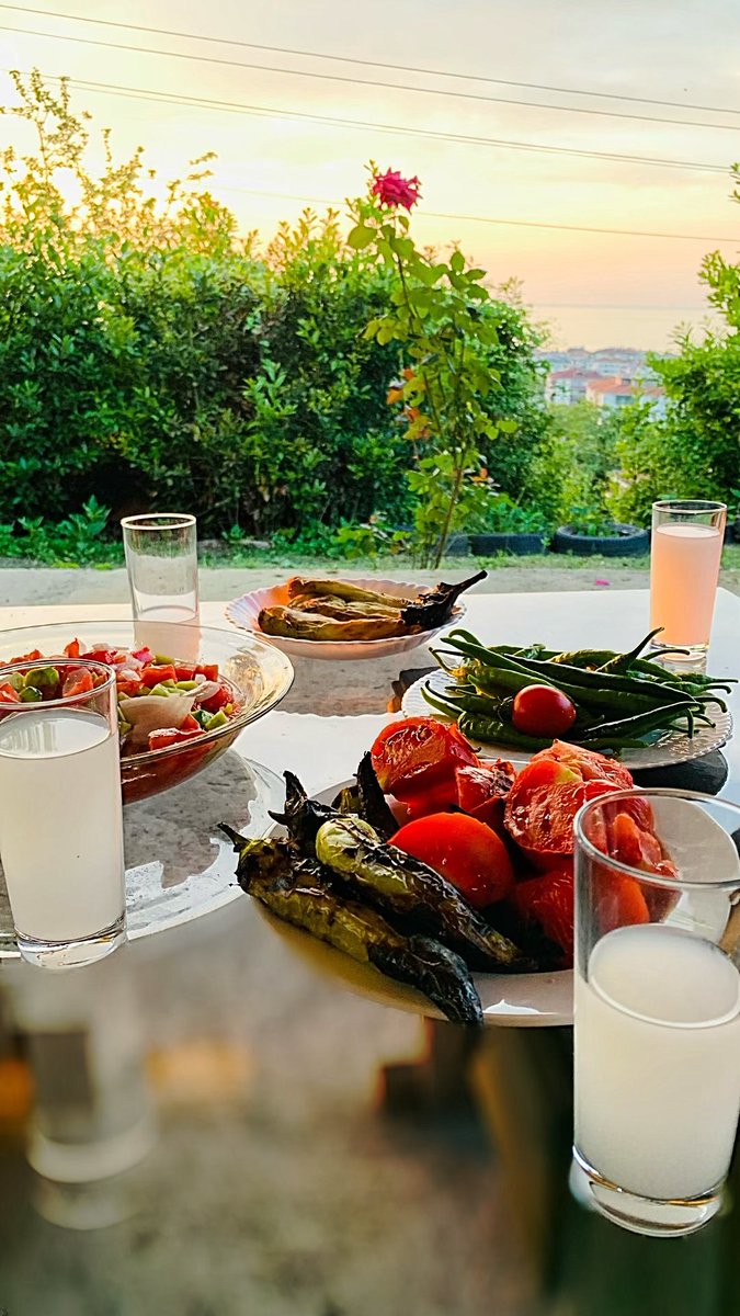 'Canım' dediğimde canıma can katan insanlar var hayatımda…iyi ki…💙

Mangal yanıyor, fonda Ferdi Özbeğen 'sanki yeniden doğar gibi' diyor.. 

Sağlığınıza güzel dostlarım, mutlu akşamlar…🥂😊