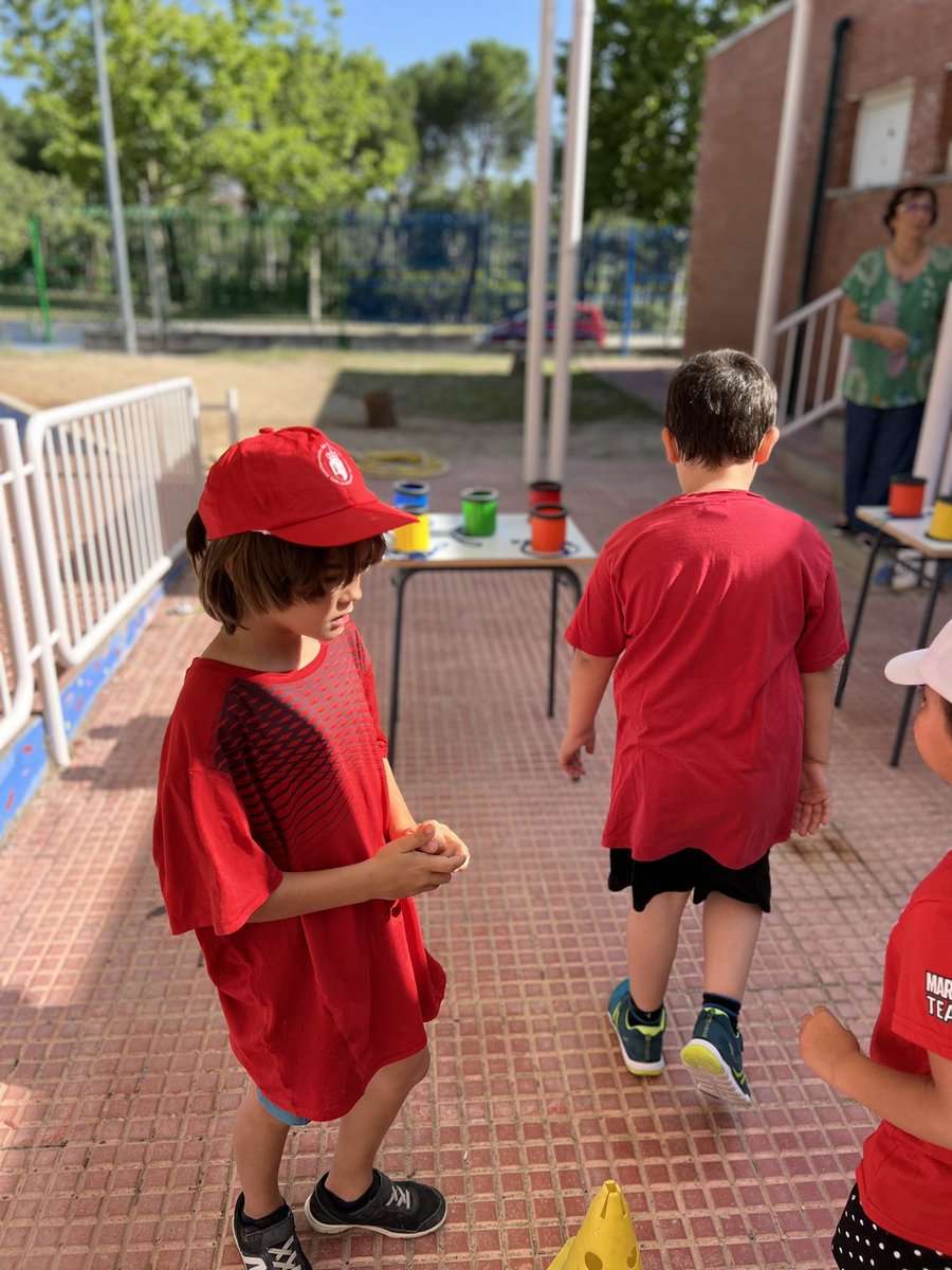 ¡Vaya día tan bonito y divertido que hemos pasado hoy! No os vamos a negar que alguna lágrima ha caído, pero echamos la vista atrás y nos sentimos felices y afortunados por todos los momentos bonitos y especiales que hemos vivido juntos durante este último curso.