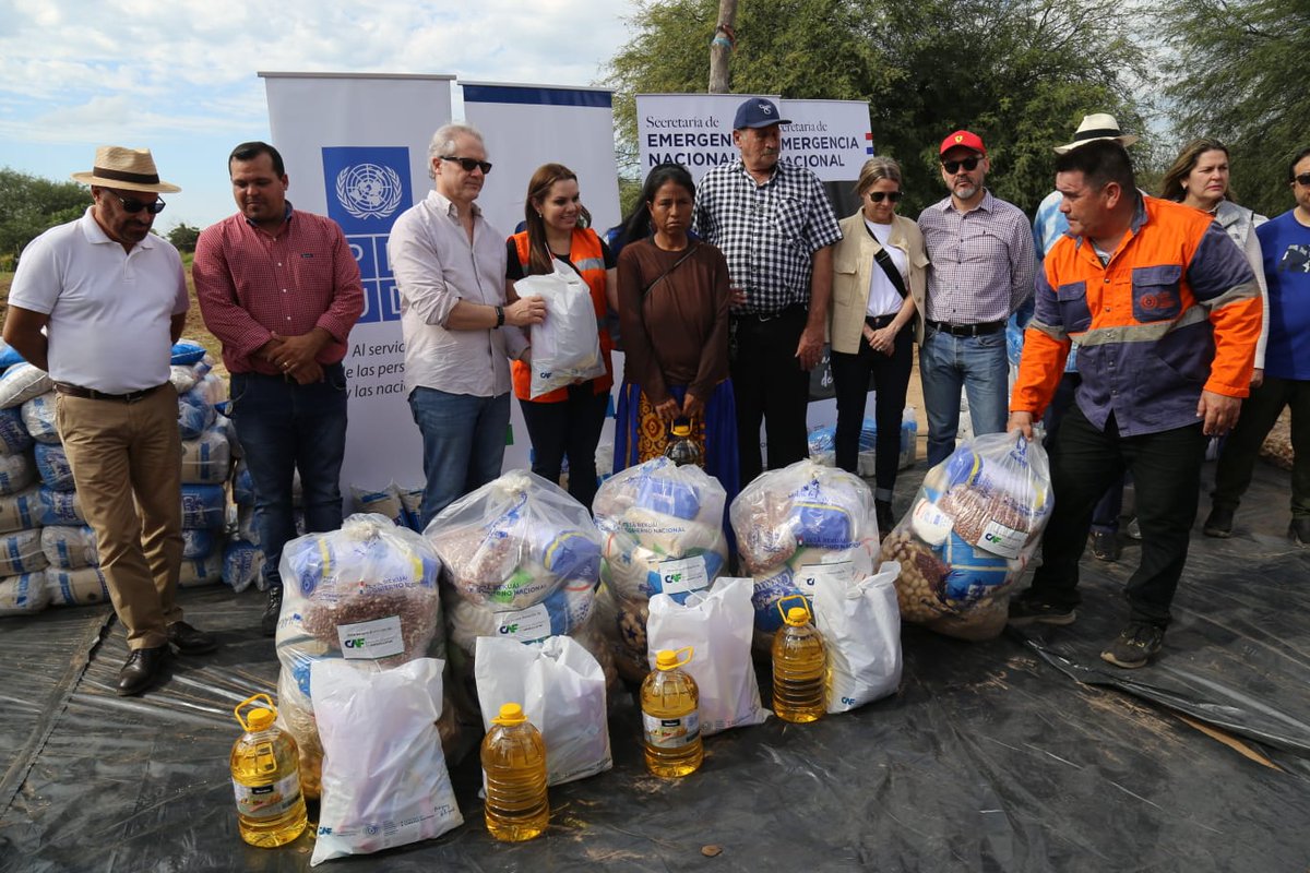 senparaguay's tweet photo. 📍Casanillo | Se realizó el acto de entrega de ayuda humanitaria a familias indígenas para mitigar las secuelas que dejó la sequía en el Chaco paraguayo, presidido por la ministra @ZunyBorja acompañada de @josrur de @AgendaCAF y @SilviaMorimoto de @PNUDPARAGUAY https://t.co/rGaIkdqJko