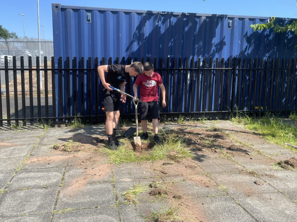 brannock_tech's tweet image. S3 DYW class have been learning about garden maintenance works, from surveying site, ordering works/materials, and completing the manual work.  After summer break we will be continuing our maintenance work and learning about invoicing for the completed work.