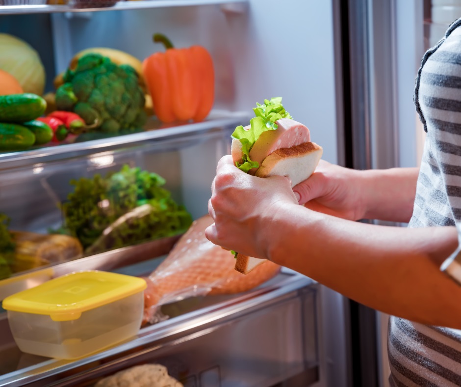 The average household throws away around 6 full meals in food waste every week! 

Sign up to #FoodWasteRecycling &amp; get that food out of your black bags &amp; into your caddy👉orlo.uk/H0Z5U

Why wait 3 weeks when ALL recycling is collected WEEKLY! #LetsUpOurRecyclingGAME