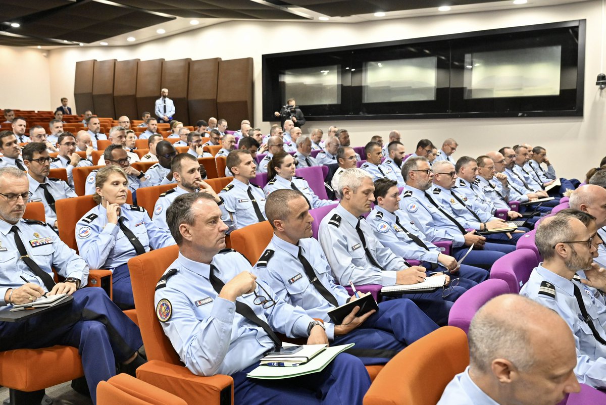 GDarmanin's tweet photo. À Issy-les-Moulineaux, échanges très intéressants avec les gendarmes du @cfm_gendarmerie. L’occasion de rappeler les grands enjeux auxquels font face nos forces de sécurité et d’échanger sur les défis que nous aurons à relever ensemble. https://t.co/4f36VPPMqP