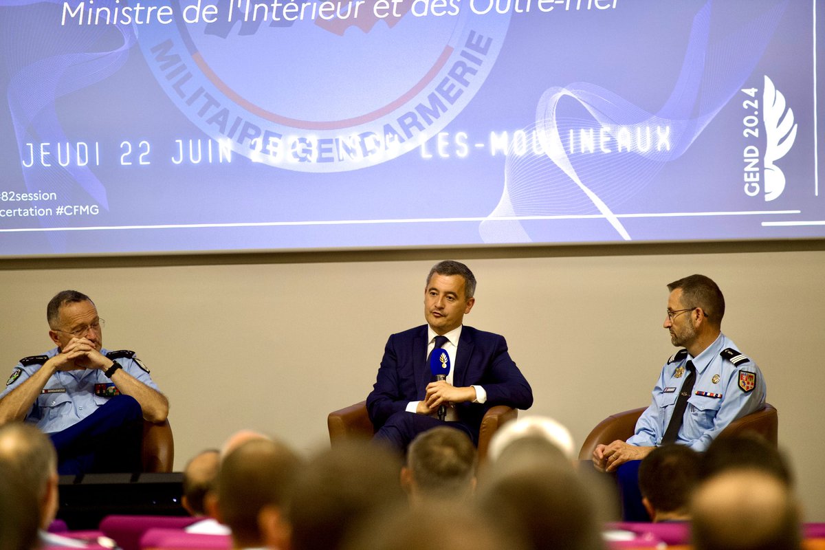GDarmanin's tweet photo. À Issy-les-Moulineaux, échanges très intéressants avec les gendarmes du @cfm_gendarmerie. L’occasion de rappeler les grands enjeux auxquels font face nos forces de sécurité et d’échanger sur les défis que nous aurons à relever ensemble. https://t.co/4f36VPPMqP