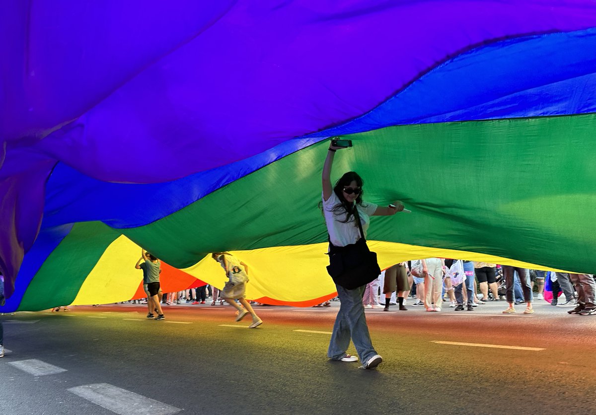 sergaukar's tweet image. הייתי כנראה נציג ירושלים והמרכז :)🏳️‍🌈
נראה שהאיחוד האירופי נתן חסות 🇪🇺
המון קהילתיות, גם ברמה הגאה, הרבה דגלי קהילות ספציפיות בקשת הלהטב״קית.
ובסה״כ, באר שבע היית נהדרת היום.
#Pride2023 #prid #beershevapride