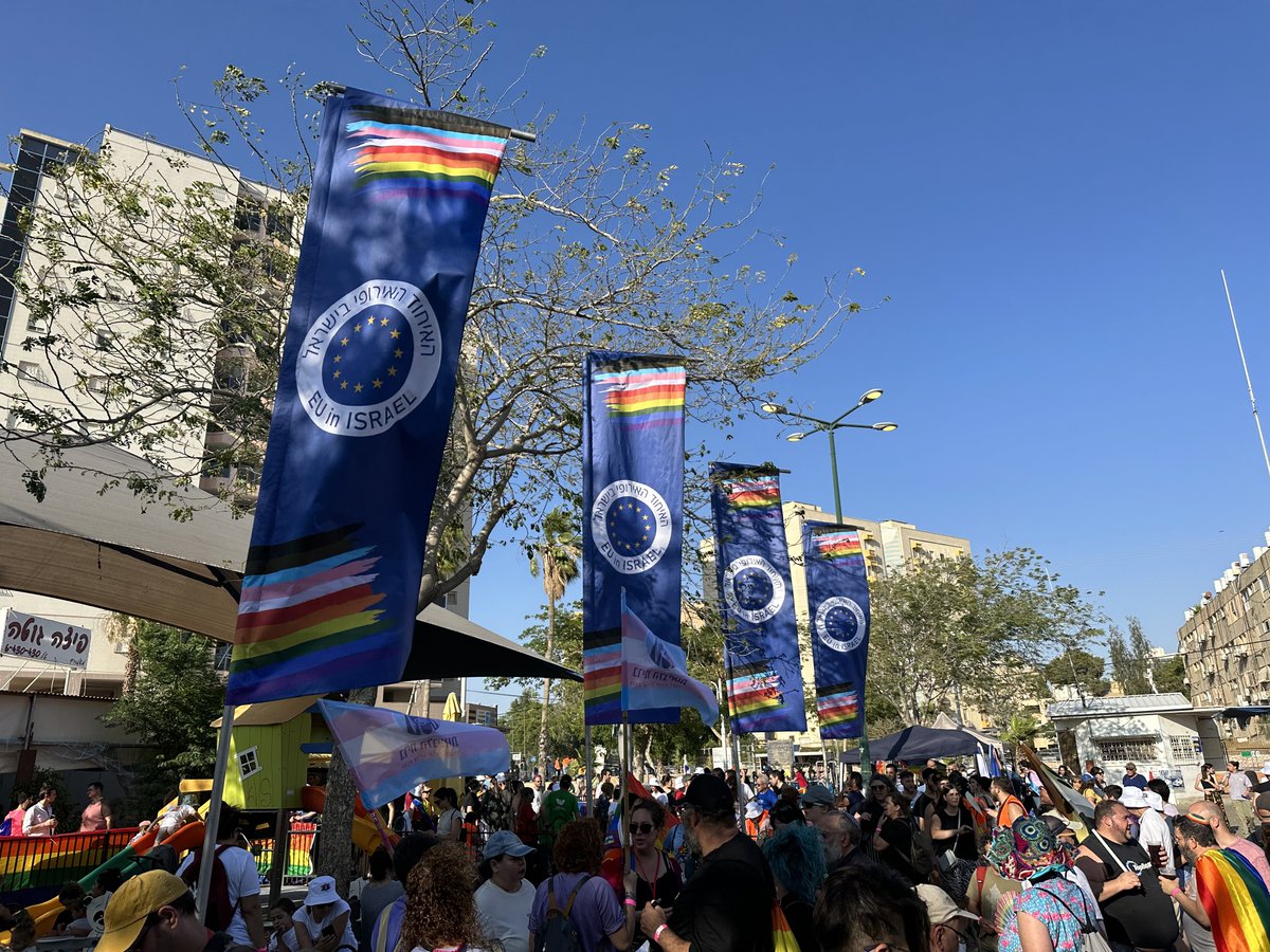 sergaukar's tweet image. הייתי כנראה נציג ירושלים והמרכז :)🏳️‍🌈
נראה שהאיחוד האירופי נתן חסות 🇪🇺
המון קהילתיות, גם ברמה הגאה, הרבה דגלי קהילות ספציפיות בקשת הלהטב״קית.
ובסה״כ, באר שבע היית נהדרת היום.
#Pride2023 #prid #beershevapride
