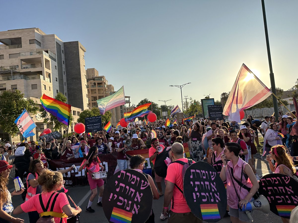 sergaukar's tweet image. הייתי כנראה נציג ירושלים והמרכז :)🏳️‍🌈
נראה שהאיחוד האירופי נתן חסות 🇪🇺
המון קהילתיות, גם ברמה הגאה, הרבה דגלי קהילות ספציפיות בקשת הלהטב״קית.
ובסה״כ, באר שבע היית נהדרת היום.
#Pride2023 #prid #beershevapride