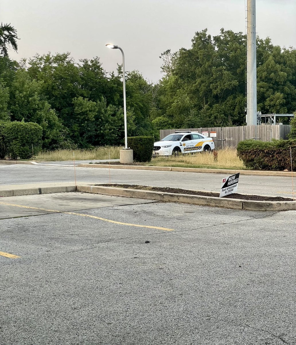 Car_Guy_Tom's tweet photo. Excellent place to park…if you really want to avoid catching speeders. #CookCounty #CopSpotter #NapTime #ISeeNothing https://t.co/TZPgwuEbE7