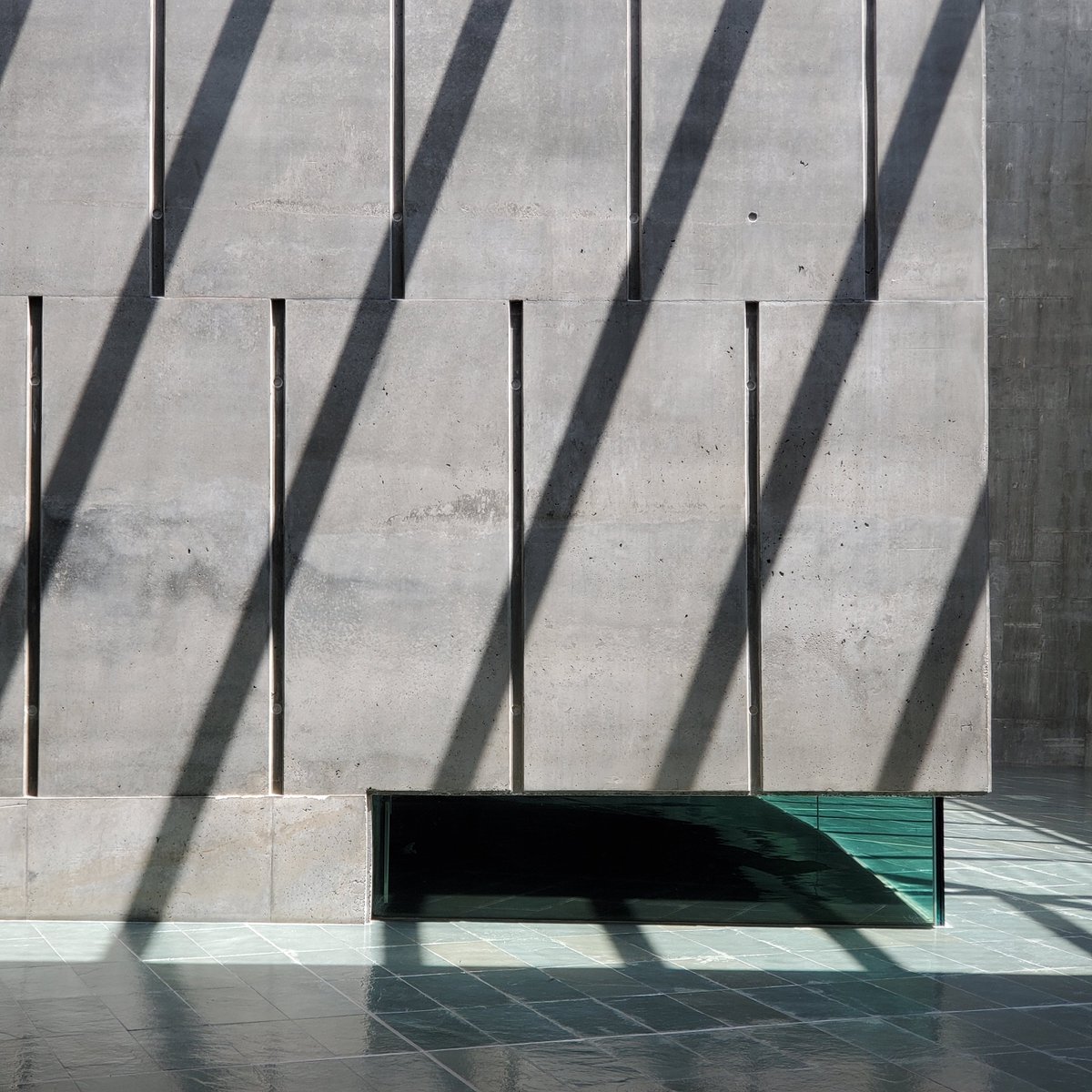 JohnnyLeroux1's tweet photo. Amazing light at the Canadian War Museum, Ottawa https://t.co/RlYJzb8k0x