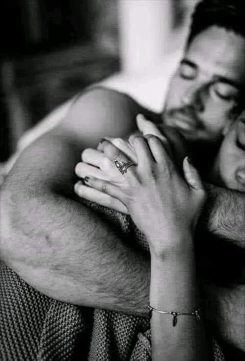 Gelecekse beklenen beklemek güzeldir...
     Özleyecekse özlenen, özlemek güzeldir...
Ve ....
Sevecekse sevilen ...
O hayat her şeye bedeldir ..! 

Selam olsun güzel yürekli dostlara ❤️🌹