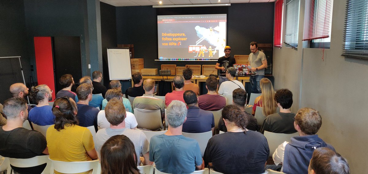 nantesjug's tweet photo. C'est parti pour la soirée de fin d'année du #NantesJUG 🥳

Petit verre de bienvenue puis on fait exploser les APIs avec @JPhi_Baconnais et @sylvain_nb https://t.co/4RRe3ac7z3