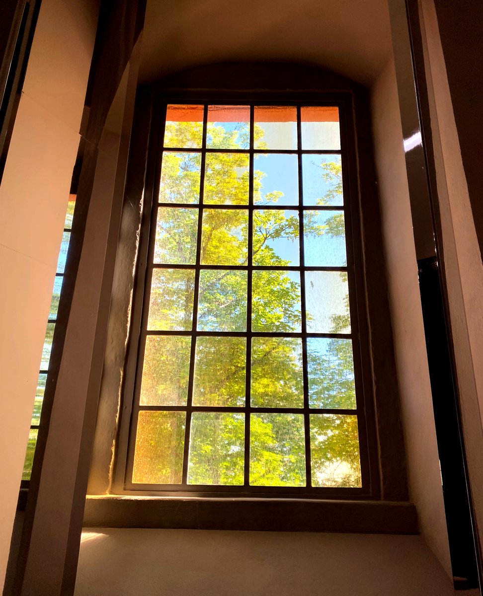 Diese wunderbaren Glasfenster tauchen die Porzellankirche in ein warmes Licht. Die ehemalige Leuchtenburger Zuchthauskapelle wurde 2016 wieder eine Kirche - und zwar die weltweit erste Porzellankirche.