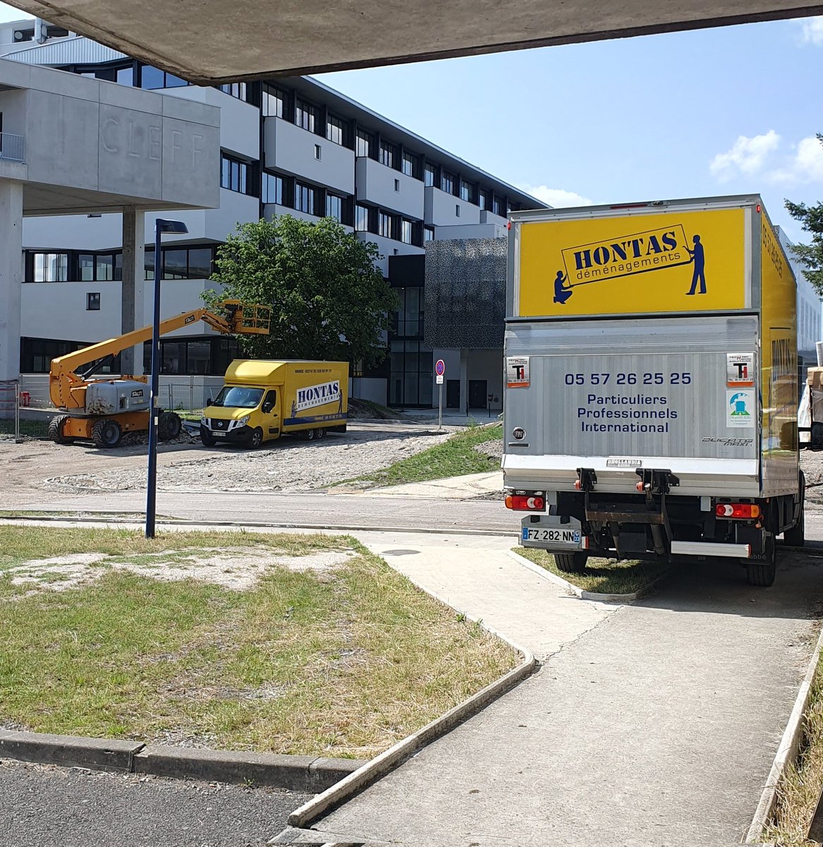 BUBMontaigne's tweet photo. 📸 #JeudiPhoto (entre deux 📦🚚) : depuis lundi, vos bibliothécaires quittent le 5e étage du bâtiment I @UBMontaigne après 3 ans de #travauxUBMontaigne🚧 au sein de la BU Droit-Lettres et regagnent leurs nouveaux bureaux 🖥️ à la bibliothèque Lettres et Sciences humaines #BibLSh ! https://t.co/se4DUosFiz