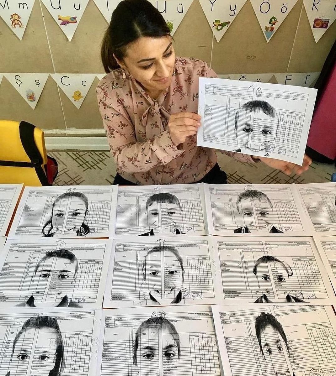 Aysel Öğretmen, öğrencilerinin gülüşlerini karnelerine çizmiş. Görüntünün tatlılığına bak