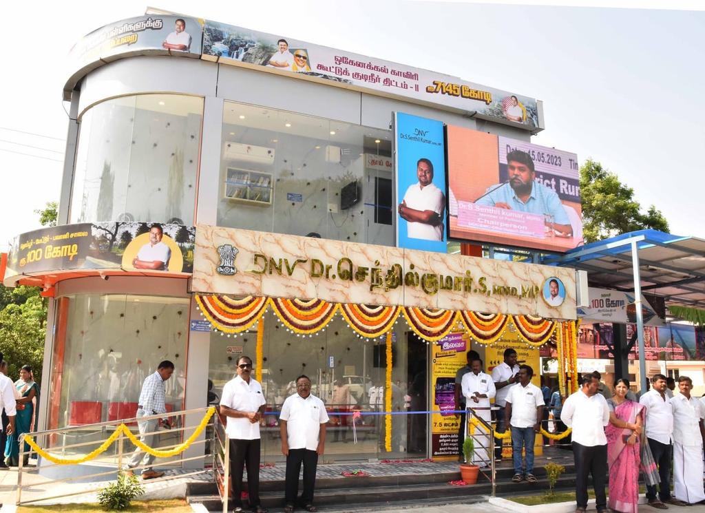 ErManikandan_A's tweet photo. தனது தொகுதி மக்களின் வசதிக்காக குளிர்சாதன வசதிகளுடன் கூடிய இரண்டடுக்கு பேருந்து நிழற்கூடத்தை அமைத்து கொடுத்த அன்பானவருக்கு பிறந்தநாள்...
#DharmapuriMP https://t.co/7iG8sAEVfW