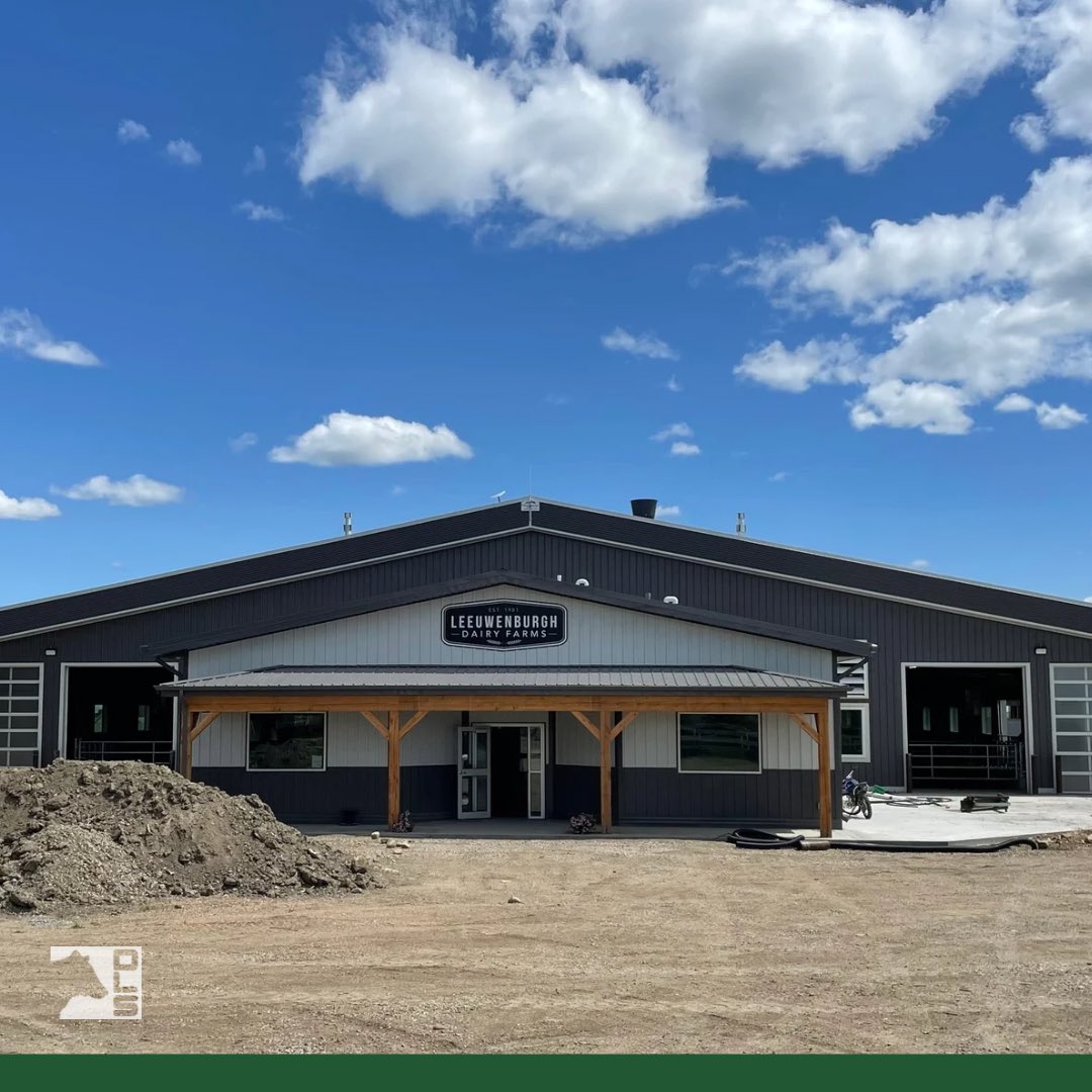 dairylanesystem's tweet photo. The cows are off to a great start at Leeuwenburgh’s new 4 box GEA R9500 barn. This barn features Jourdain stabling, neutral pressure tunnel ventilation, Houle alley scrapers, and Daritech manure pump. Fantastic job by our Alberta install team!
#DLSdairy #GEAfarming #jourdain https://t.co/kcSMdCGcOT