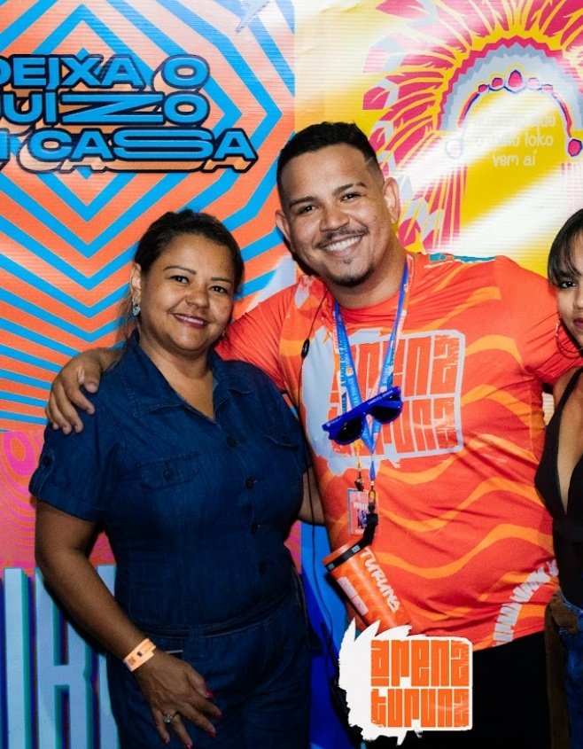 Ano passado levei minha mãe pra conhecer a Arena Turuna, andei com ela na multidão de 4k de pessoas pra chegar até o palco, ela deu oi pra todos que via pela frente e ainda foi embora com um copo de kaloka