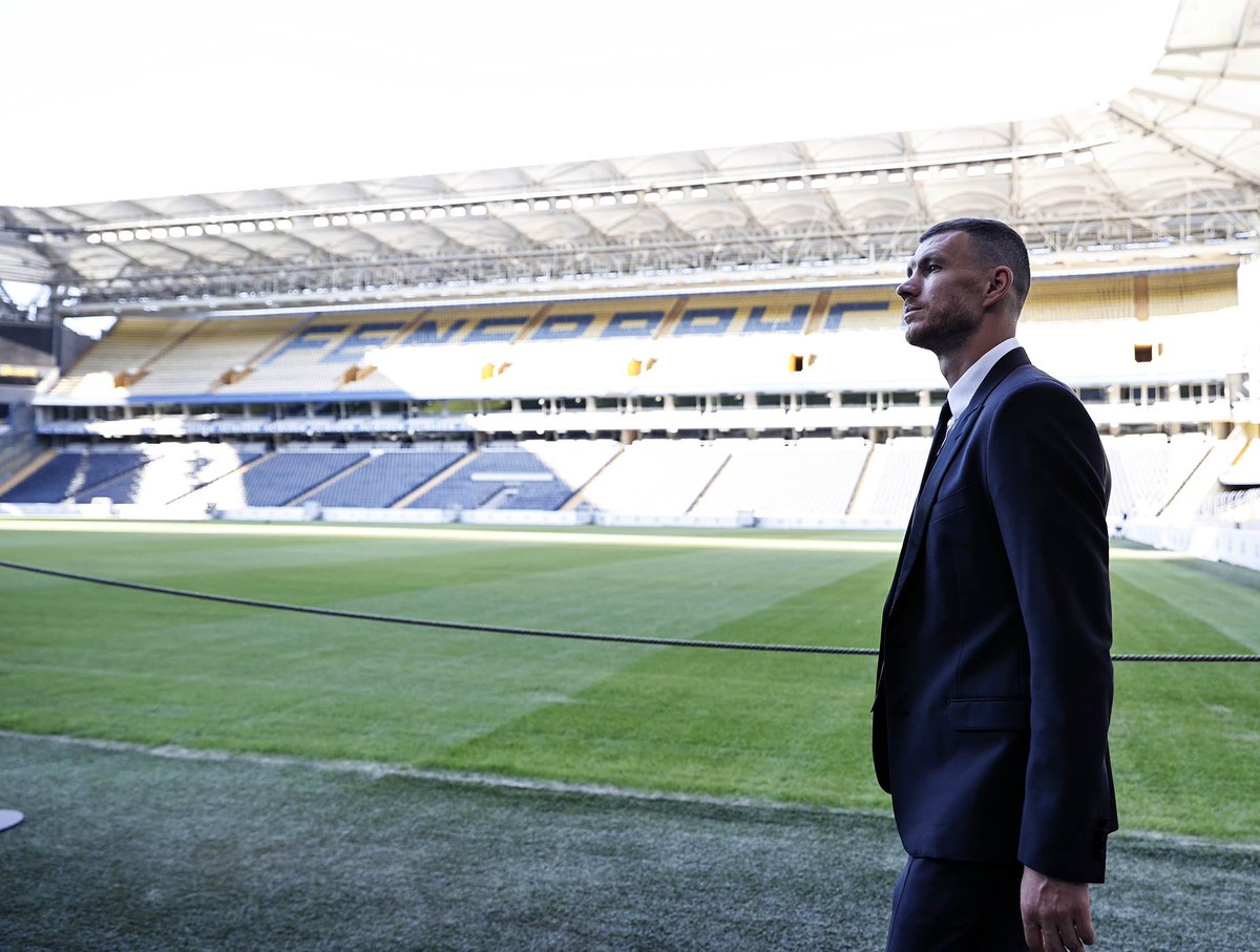 TekYolFener's tweet photo. Fenerbahçemize hoşgeldin Edin Dzeko! #CEKOinTown https://t.co/7GBUUFKYrO