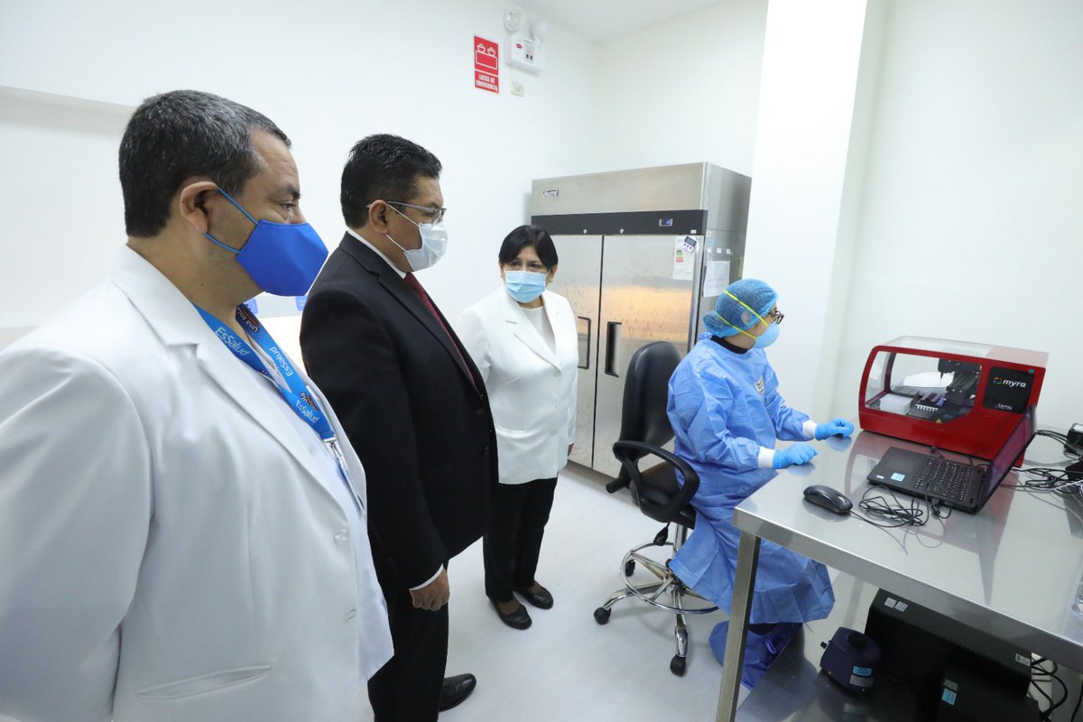EsSaludPeru's tweet photo. #EsSalud diagnostica dengue, zika y chikungunya en solo dos horas, gracias a implementación de moderno laboratorio molecular en el hospital Rebagliati.
📌En su primera etapa procesará 1 500 pruebas mensuales, luego recibirá muestras de todo el país. 
👉 https://t.co/5Ke23Vs3aS https://t.co/IkOvgsZ2vA