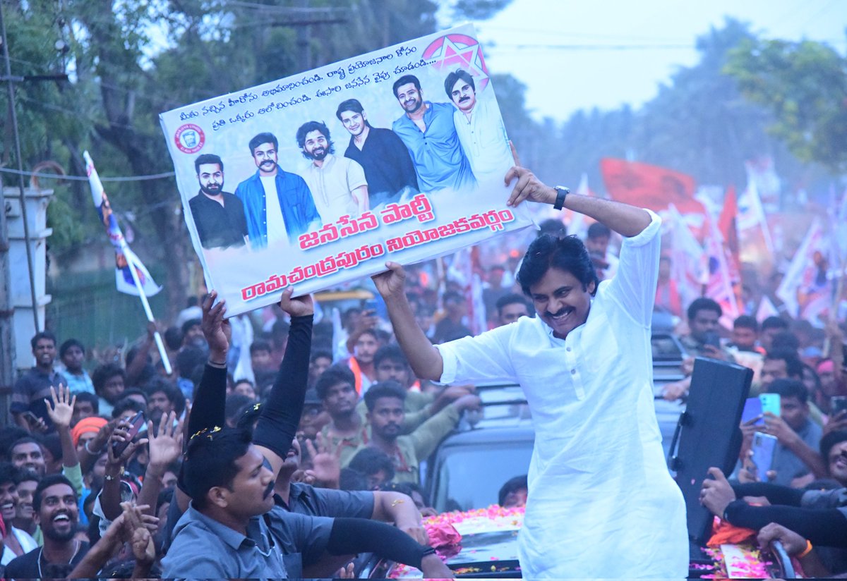 JanaSenaParty's tweet photo. JanaSena Chief Sri @PawanKalyan holding United TFI poster board during the rally in Amalapuram..

#VarahiVijayaYatra 
#HelloAP_ByeByeYCP https://t.co/0rQ3U874mw