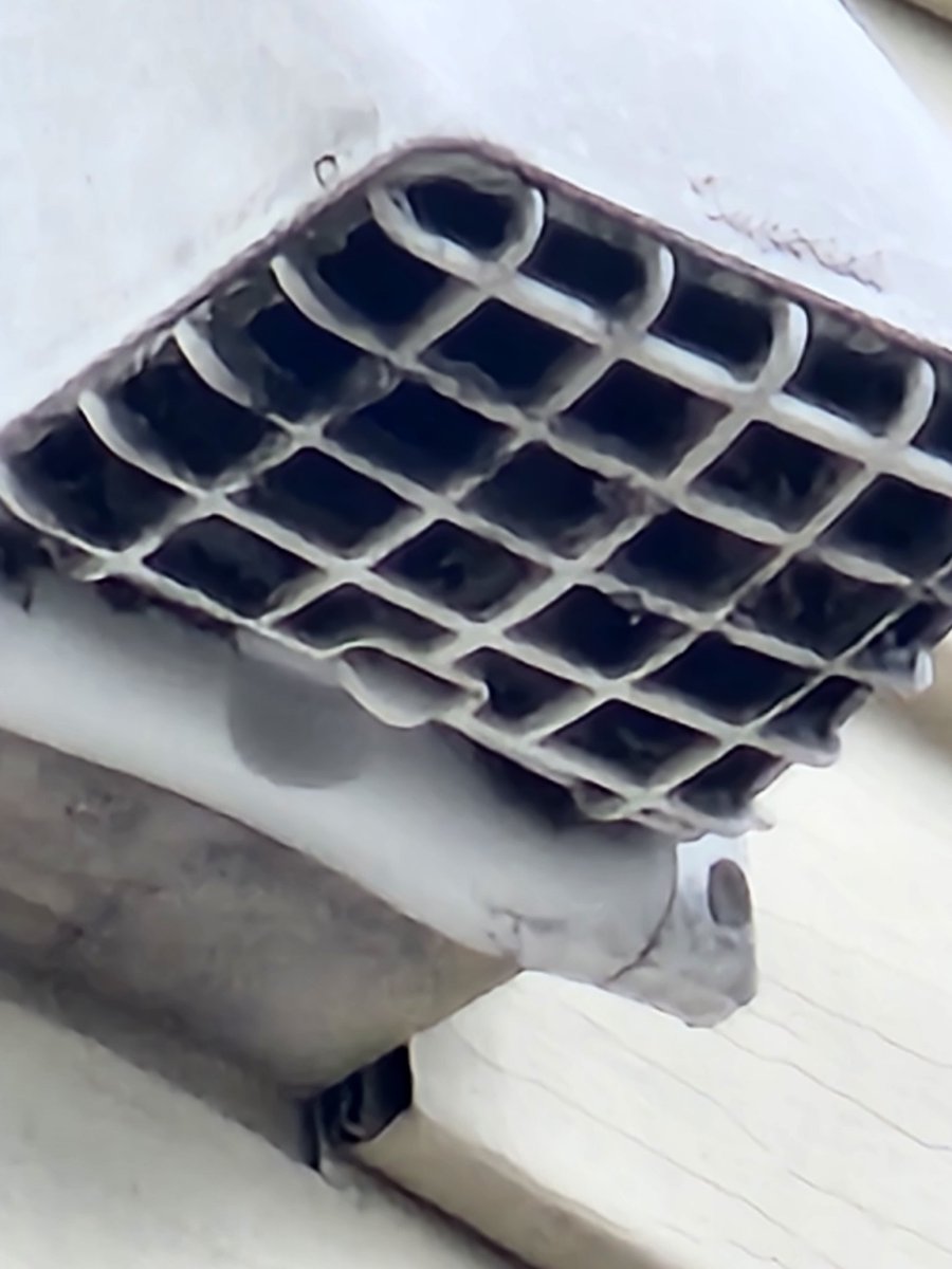 OhioCleanup's tweet photo. Vent is 100% blocked.( My camera zoom is awesome lol)  check this thread for more pics of this cleaning. https://t.co/QgCisSJZDb