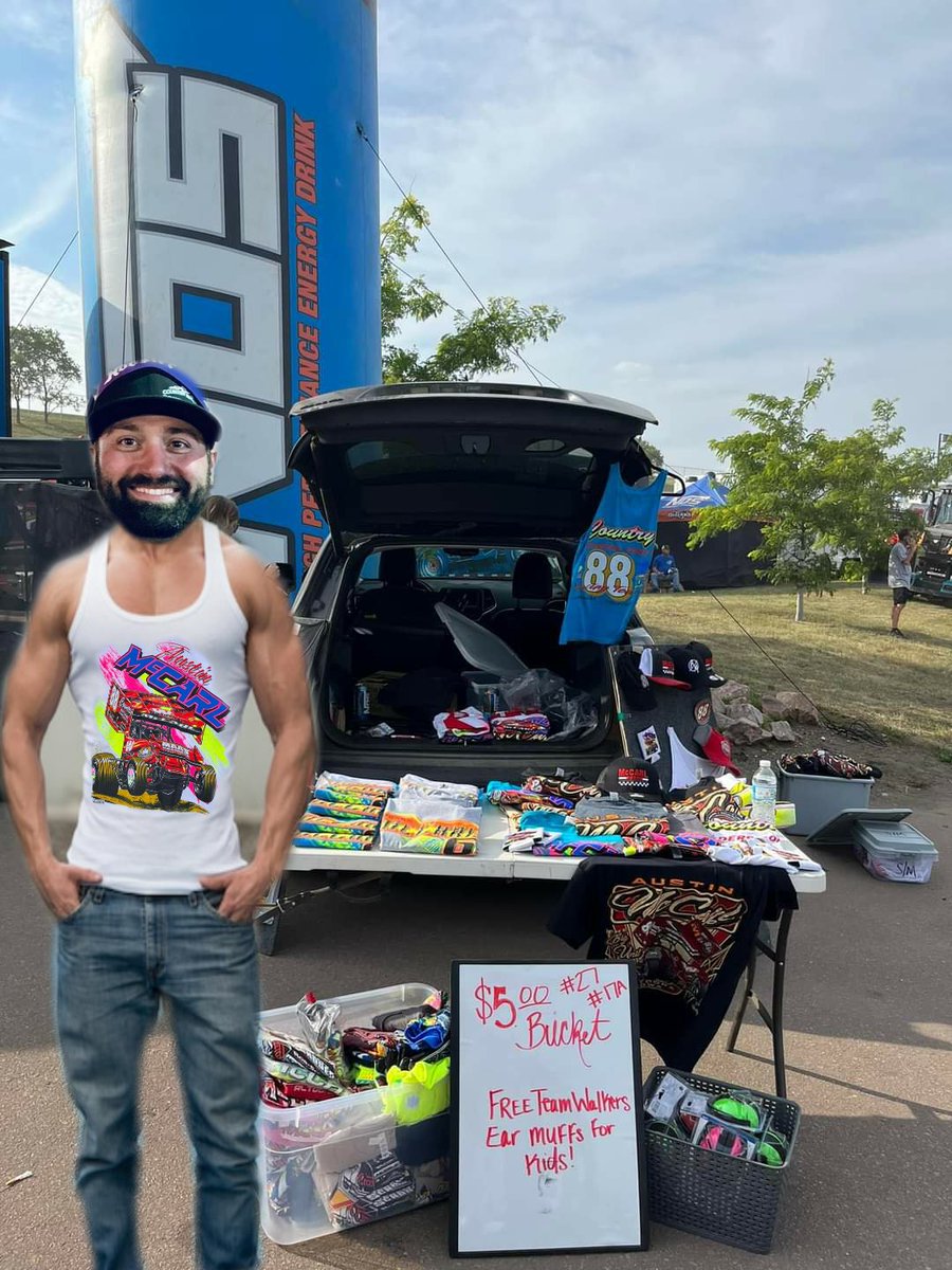 Big_Deck_Racing's tweet image. Heard there's a pretty good tailgate sale going on @HusetsSpeedway. @AustinMcCarl88 is even down slinging tanks!! #bigunit you can even get some @CarsonMcCarl gear!
