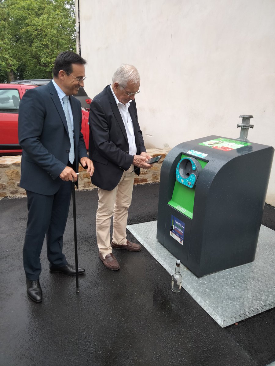 Cliiink ! Et le tri du verre est récompensé ! Les élus du <a href="/sbacollecte/">SBA</a> ont inauguré le dispositif <a href="/Cliiink/">Anthony™</a> à Randan.
80 colonnes disponibles sur le territoire ! A vos marques ! Prêts ? Triez ! Retrouvez la liste des colonnes équipées sur cliiink.fr
<a href="/ChauvinLionel63/">CHAUVIN Lionel</a>