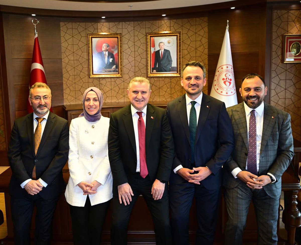 Bakan yardımcılarımız görevlerini teslim aldılar.👏🏼

Gençlik ve sporda Türkiye Yüzyılı başlıyor... Hemen şimdi!🇹🇷