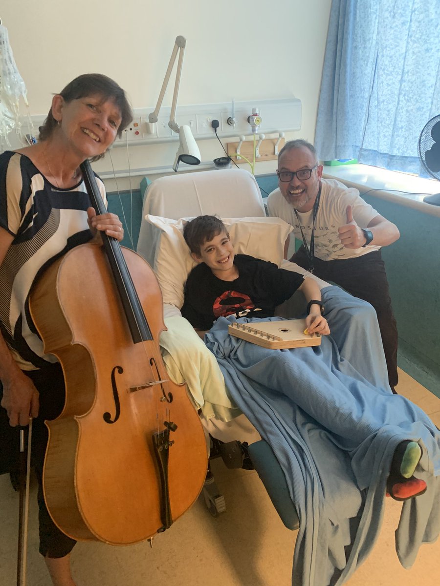 After 18 months & 5600 hours of #peritonealdialysis Charlie had his first session of #haemodialysis today. Any fears he walked in with melted away with the arrival of @music_health resulting in instant smiles & laughter. Medical therapy comes in all forms. 
@NCHPlayService