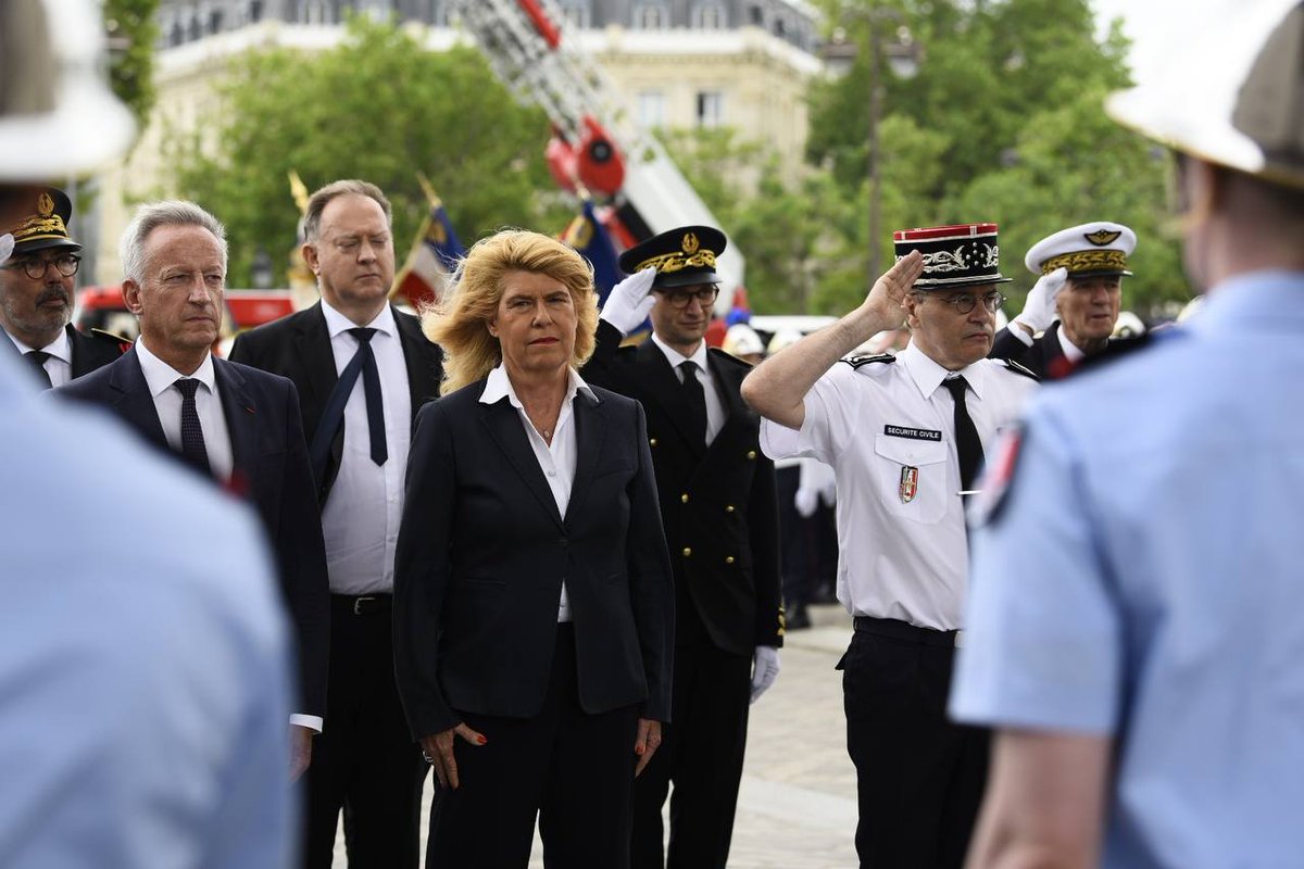 SecCivileFrance's tweet photo. #JNSP2023 👨‍🚒 La cérémonie d'hommage national aux sapeurs-pompiers a eu lieu cet après-midi à l'@ArcDeTriomphe, présidée par @FaureDominique.
Aux côtés du directeur général, elle a salué la mémoire de celles et ceux qui ont donné leur vie pour sauver celle des autres. https://t.co/HHFmvKOb8y