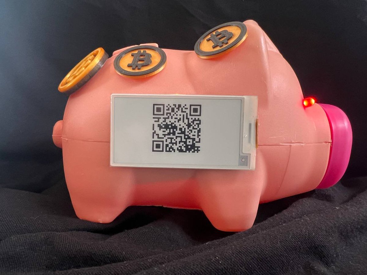 LightningPiggy's tweet image. Welcome our second piggy to hit the market and our first Danish Bacon 🇩🇰🥓

Expertly built by @JakobFN for his son to save in sats.

Kudos to @arcbtc and @blackcoffeebtc for their help to make this happen 🙌

#LightningPiggy with laser eyes is lit!