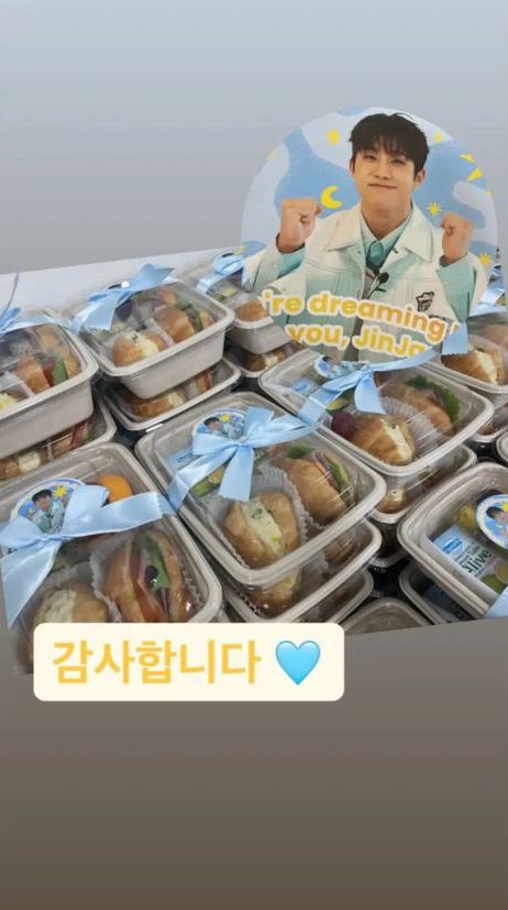 [22.06.2023] Arohalar, Dream High müzikali için #Jinjin ve tüm ekibe yine yiyecek göndermiş ♡

Ekip arkadaşlarının paylaştığı hikayeler:
1: Bugün için de teşekkürler >_<
2: Teşekkür ederim 🩵
3: Afiyetle yiyeceğim!! 🫶
4: Teşekkür ederiz 🩵

[1/2]