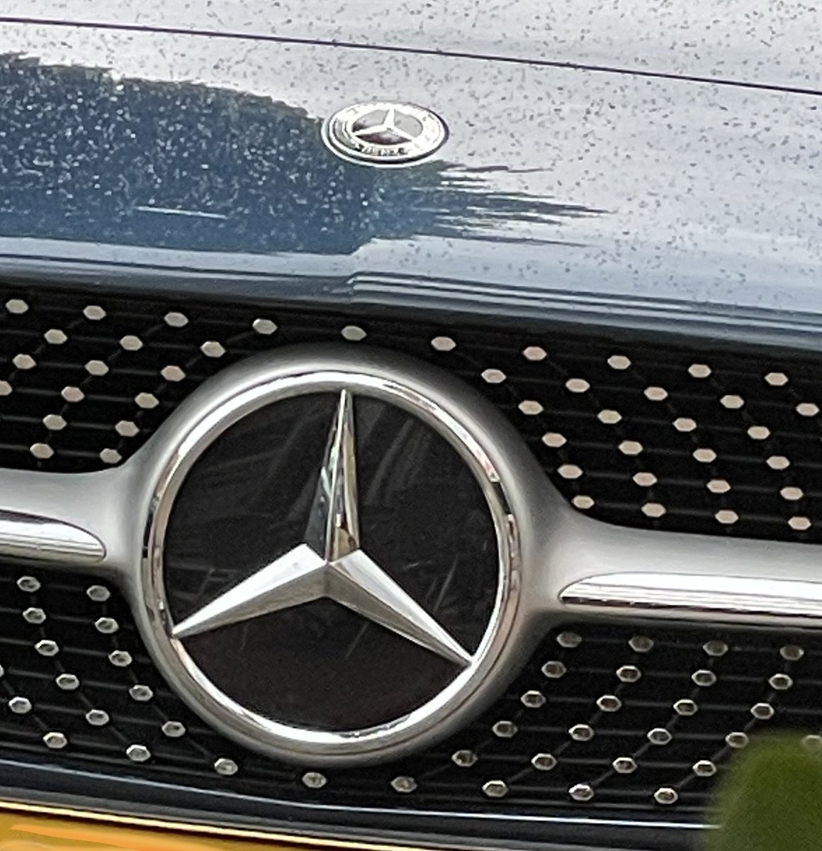 endemar2011's tweet photo. Is Mercedes de weg al kwijt met een radiator gril op een electrische auto maken ze het nog gekker met twee logos up front. #Besluiteloos https://t.co/8G0GiS6tQa