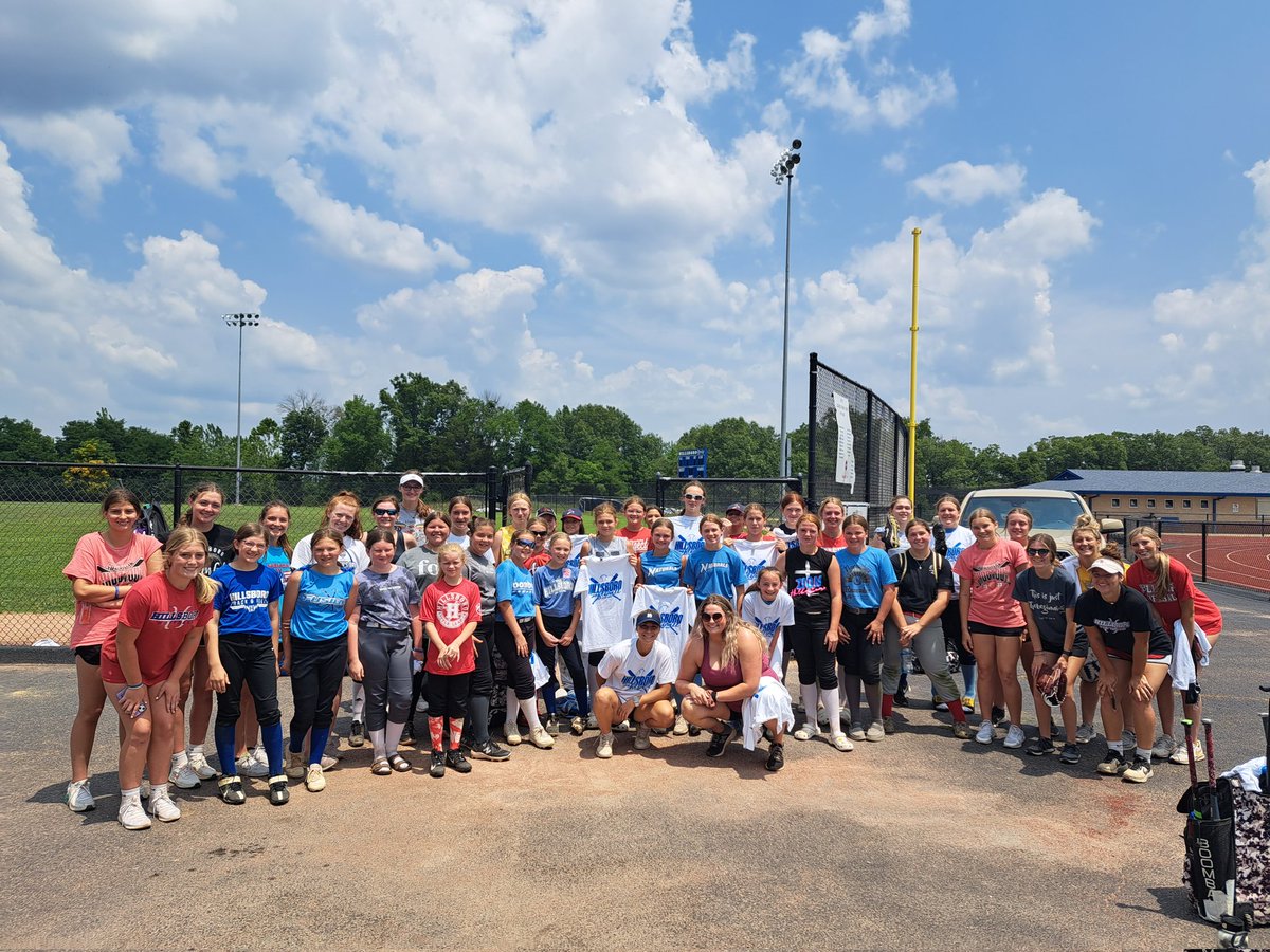 We had a great turnout for Softball Camp this week. Hawks softball future looks bright! Thank you to all the parents for bringing your daughters to work out with us. Thank you to our alumni and current players who helped out. We will see you all soon!💪💪