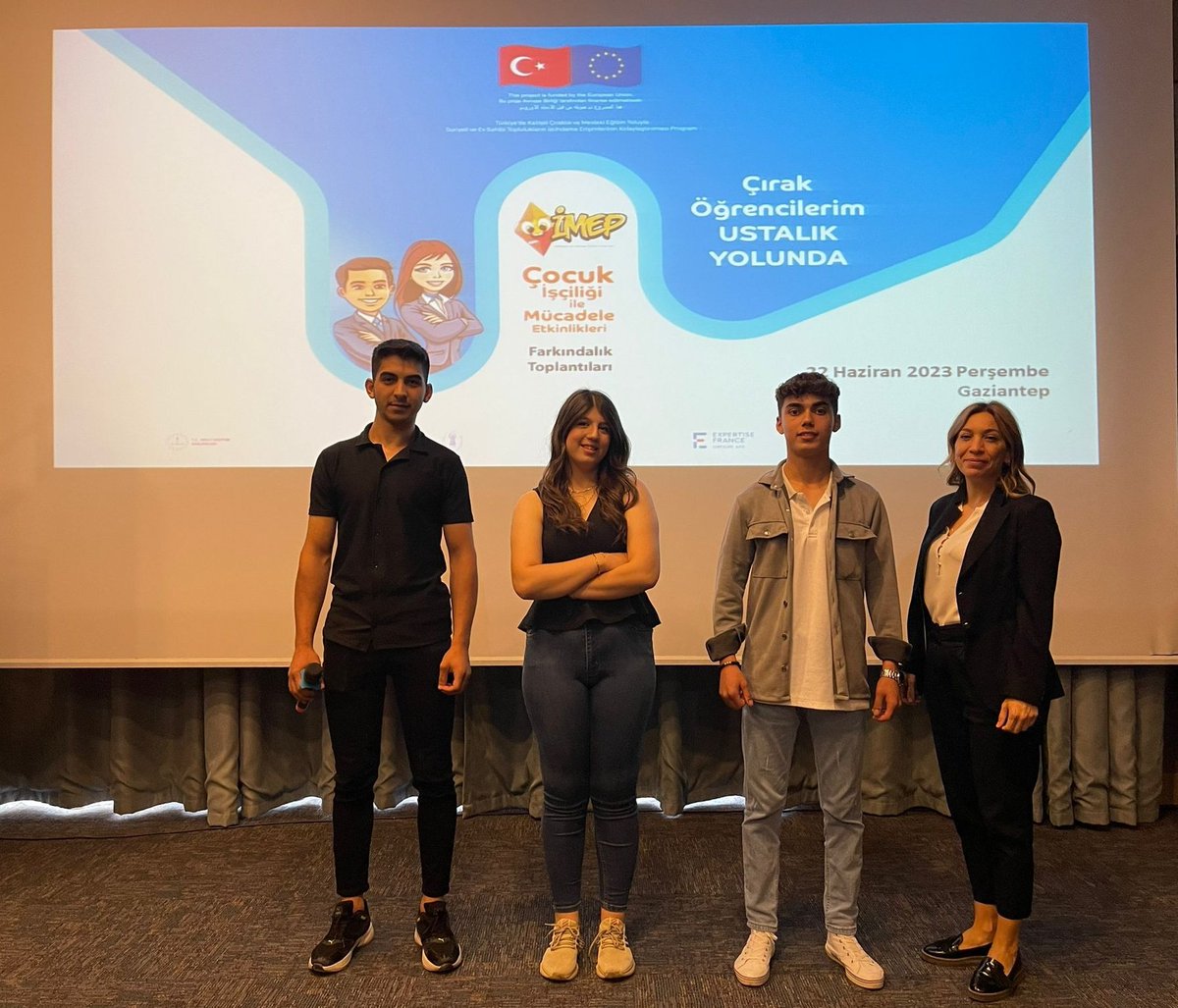 Gaziantep'te çocuk işçiliği ile mücadele çalışmaları çerçevesinde #İMEP "Çırak Öğrencilerim Ustalık Yolunda" farkındalık toplantısı düzenlendi. Çocuk işçiliğinin olumsuz etkilerinin anlatıldığı toplantıda çırak öğrenciler okul ve işletmelere seslerini duyurdular.
<a href="/Gaziantep_MEM/">Gaziantep İl Millî Eğitim Müdürlüğü</a>