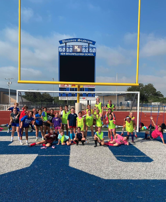 NewBraunfelsISD's tweet photo. Summer sports camps are in full swing. This week our volleyball, soccer and basketball players were caught putting in work! ⚽️��🏀

To find a full list of sports camps that are being offered this summer, please visit: https://t.co/zsh50IWI6I

#PassionForGrowth #OurNBISDstory https://t.co/80nAHhmZg7