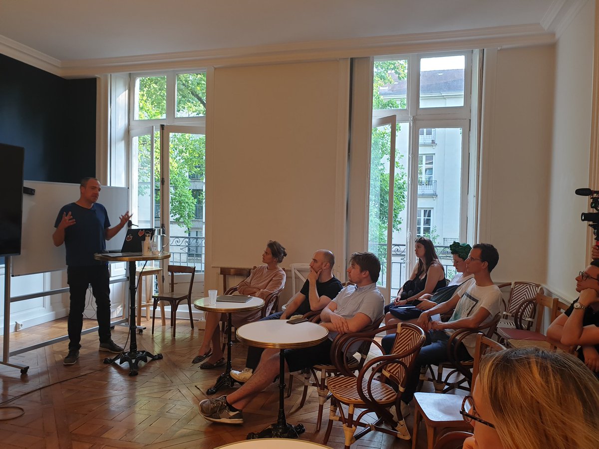 On continue la soirée du #NantesJS73 avec Emmanuel Kerjean qui va nous expliquer comment il s'est rabiboché avec le CSS grâce à Angular Material 👨‍🎨