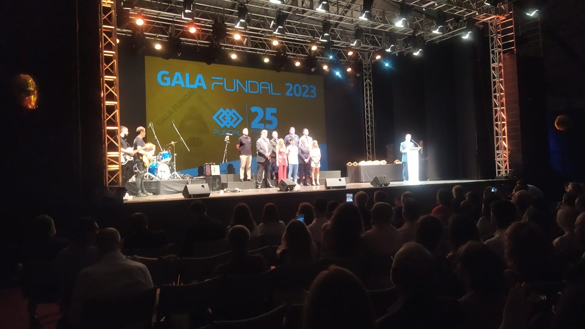 Un enorme placer y orgullo haber recibido esta tarde la insignia de plata 🥈 por parte de <a href="/Fundalcobendas/">Fund.Dep.Alcobendas</a> <a href="/Alcobendas_ayto/">Ayuntamiento Alcobendas</a> en su 25 aniversario. Gracias al <a href="/bmalcobendas/">Balonmano Alcobendas</a> por haberme posibilitado una carrera llena de alegrías y exitos #25galafundal #deporte #Balonmano