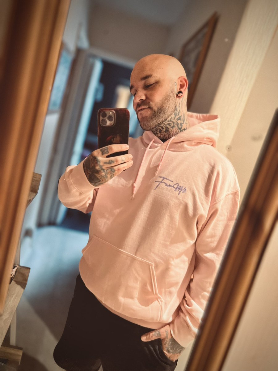 Huge thank you to <a href="/FamModeGaming/">FamModeGaming</a> for this super comfy and super sexy hoodie. #realmenwearpink