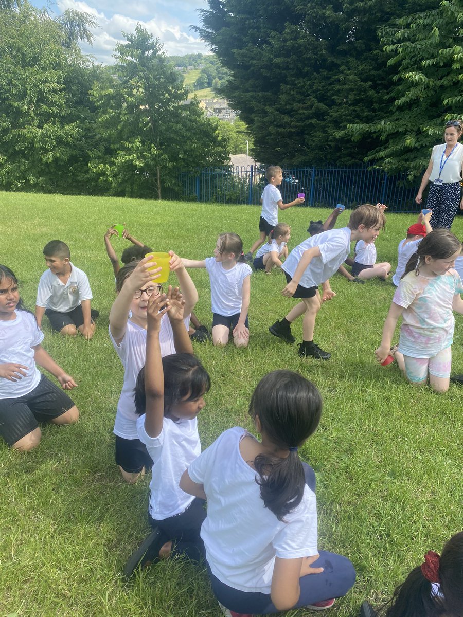 MrsKGarnett's tweet photo. Willow Class had a great time during PE this afternoon, the sun was shining and there was some fab teamwork involved! #TeamWillow #SJKPE https://t.co/EPw0fUsvv4