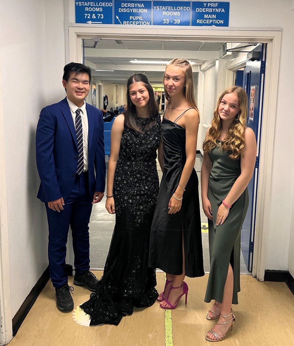 👗👔To promote sustainability and help with financial pressures <a href="/LHSCardiff/">Llanishen High School</a>
have opened a Sustainability Prom Shop.🌎Pupils can choose an outfit free of charge whilst being kind to the planet. 🤗 More here: orlo.uk/iFfd1