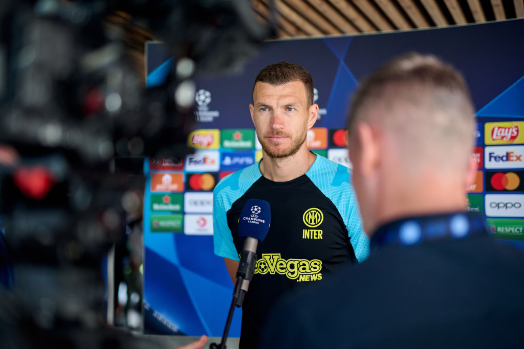 #Dzeko: "Ciao pazza Inter, sono stati due anni bellissimi. Bellissimi in campo, con il mister e i compagni. E bellissimi sugli spalti: San Siro sempre pieno con un tifo incredibile dovunque, per una squadra capace di arrivare in finale in ogni competizione.
Ho segnato. Ho