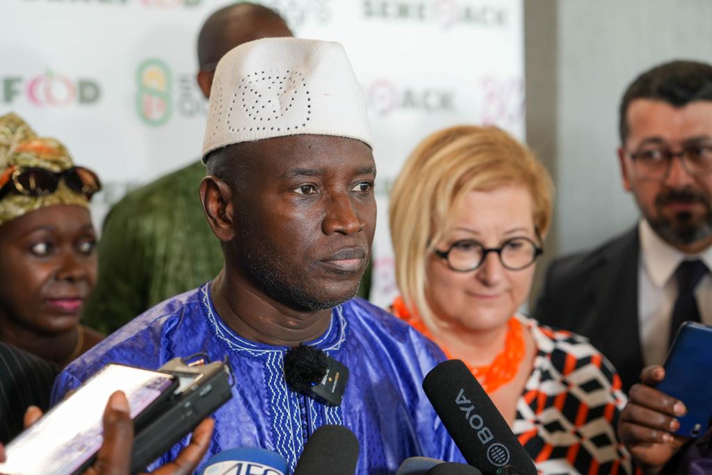 TC_DakarBE's tweet photo. L'Amb. @NurSagman a accompagné SEM @Aly_Ngouille, Ministre de l'Agriculture du 🇸🇳 qui a inauguré les salons SENEPACK, SENEFOOD, SENAGRO et BCH organisés par @HageTradeFair &amp; a visité les stands tenus par les sociétés 🇹🇷. https://t.co/7oL5550rzo