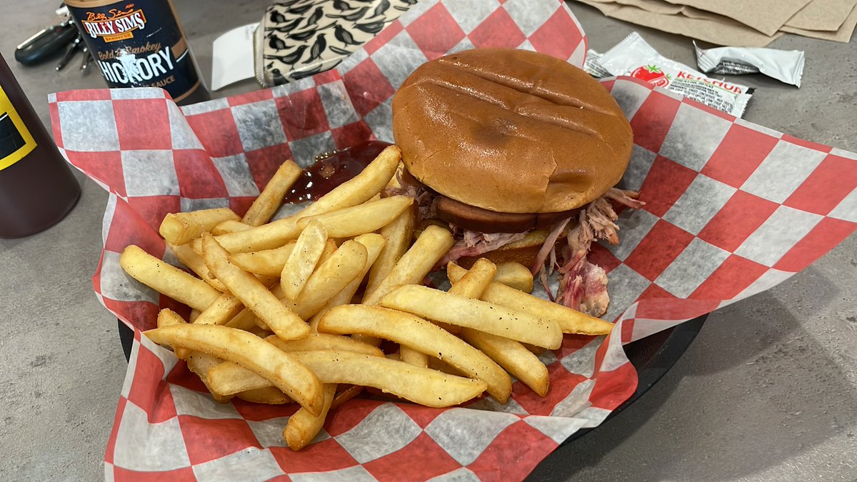 WorldfamDJFish's tweet image. Enjoying the Heisman at @BillySimsBBQ 
#lunch #bbq #billysims