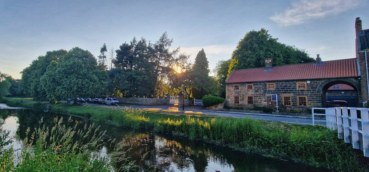 Nice wander round #GreatAyton #NorthYorkshire last night.
#galaxys22 #grimupnorth #teessidelive #StormHour #bbcweather #itvweather #earthandclouds #PhotographyWx