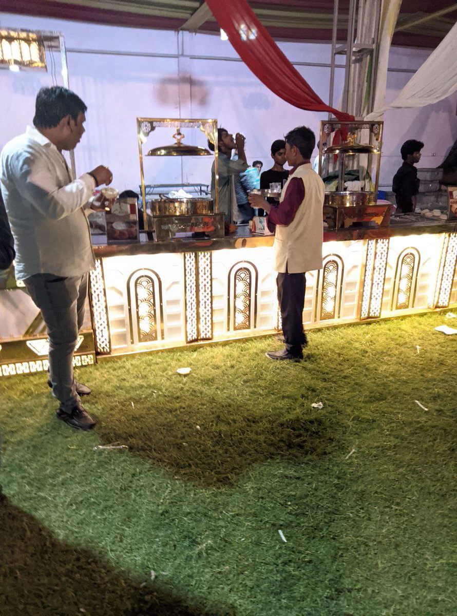 reclaimmulnivas's tweet image. देश में buffet सिस्टम इसलिए पॉपुलर है क्योंकि इसमें कुछ ख़ास जातियों के लोगों के साथ बैठना नहीं पड़ता। 
और अगर ऐसा नहीं है तो अधिकतर लोग साथ बिठा कर खाना क्यों नहीं  खिलाते ?

जातिवाद हर जगह है बस आप उसे नज़रअंदाज़ कर देते हैं ...