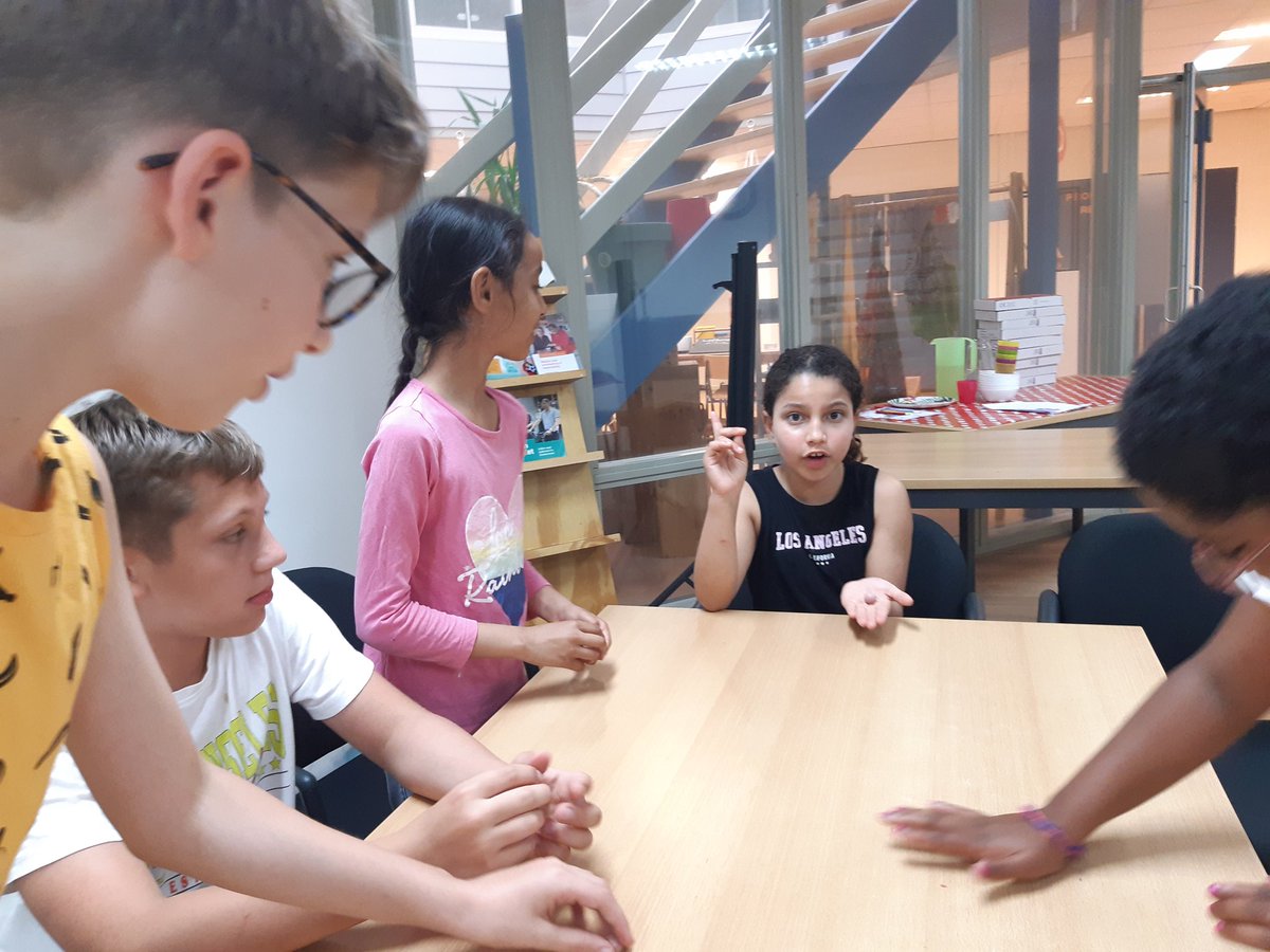 TalentenAcademie Buytenwegh: kennismaken met de #podotherapeut. Het is een opleiding waarvoor #rekenen , #sociaal zijn,  #luisteren en #praten met de cliënt goede #talenten zijn.  Dank Podotherapie Zoetermeer.  #leest, #stuiterbal, #voetafdruk maken en #beenlengteverschil meten.