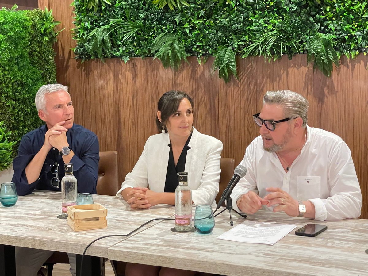 Culturalmeria's tweet image. 📖 José Ramón Parra ha presentado el libro ‘La Mudanza’, de @ESoldeSol, ambientado en el parque natural Cabo de Gata.

El concejal de Cultura @WindCruz destaca que el autor “es un excelente narrador”.

#literatura #libro #almeriaescultura