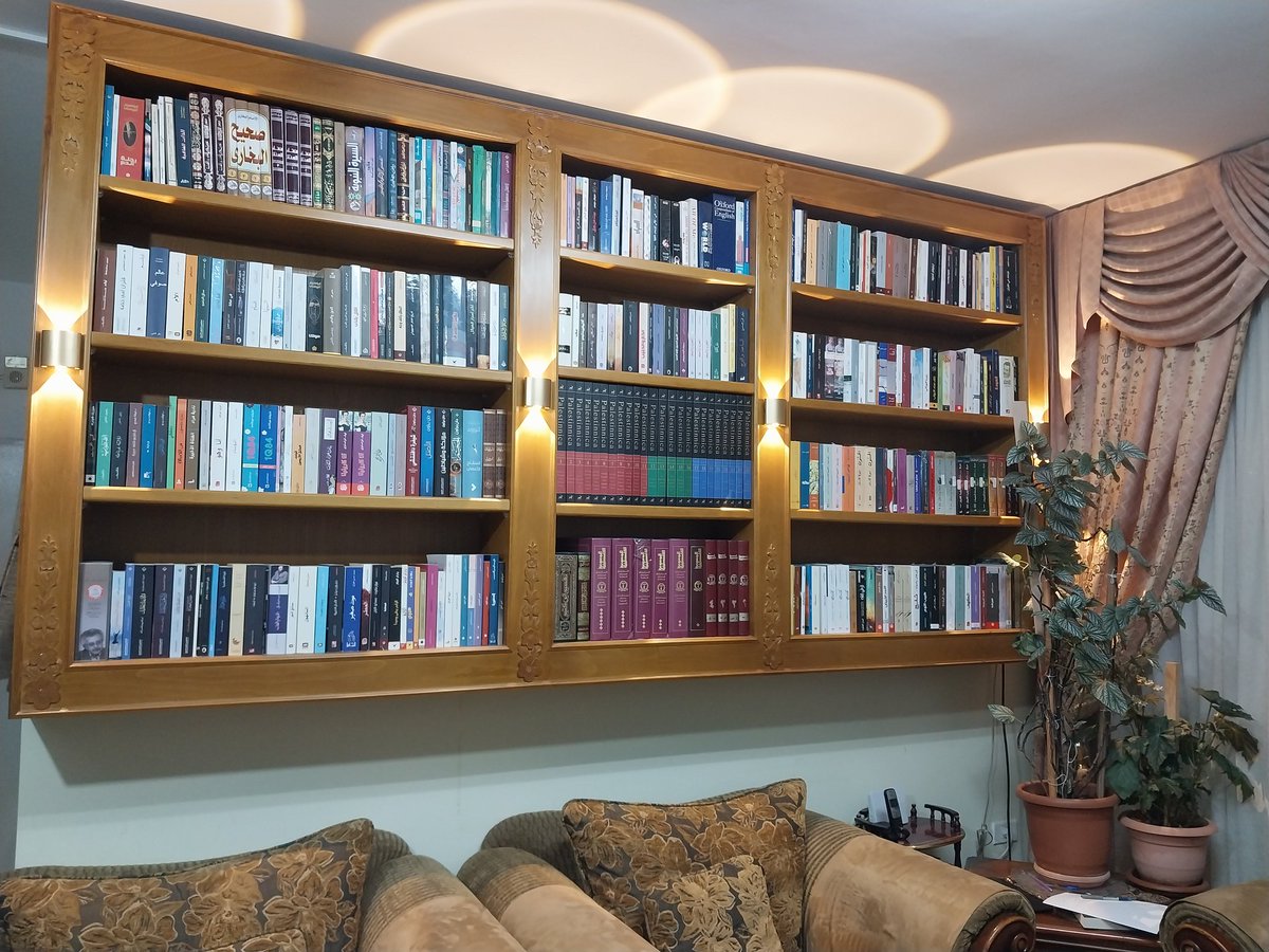 هذه مكتبتي المنزلية.. هذا عالمي الذي ارتاح فيه .